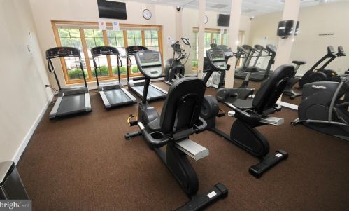 5 Meadowwood Ct, Columbus NJ 08022-1026 exterior