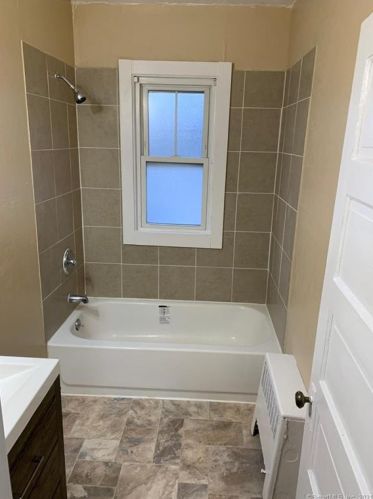 40 Clinton St, Manchester CT 06040-5451 exterior