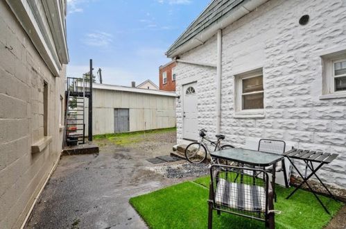 352 Garnet Way, Pittsburgh PA 15224-2005 exterior