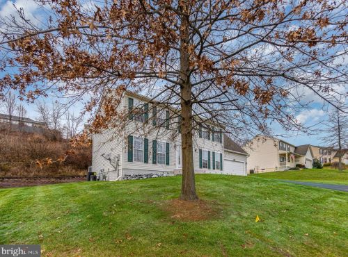 37 Louvain Dr, Hanover PA 17331-8696 exterior