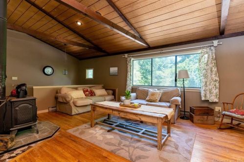 121 Wellers Brg Rd, Roxbury CT 06783-1616 exterior