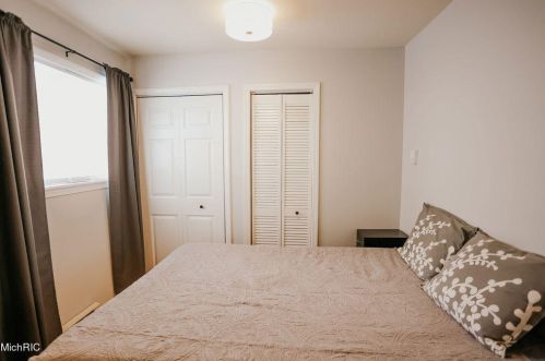 1303 Bruce St, Mount Pleasant MI 48858-1303 exterior