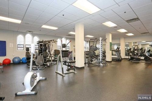 4202 Rio Vis Dr, Mahwah NJ 07430-4510 exterior