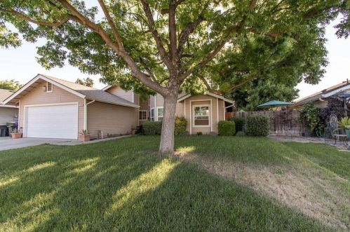 2102 Royal Wood Ln, Turlock, CA 95380-2272