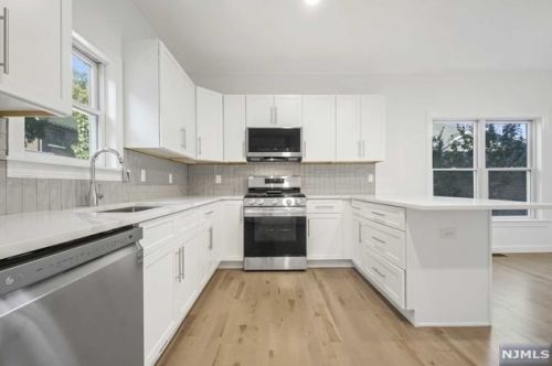 96 Myrtle Ave, Edgewater, NJ 07020-1406