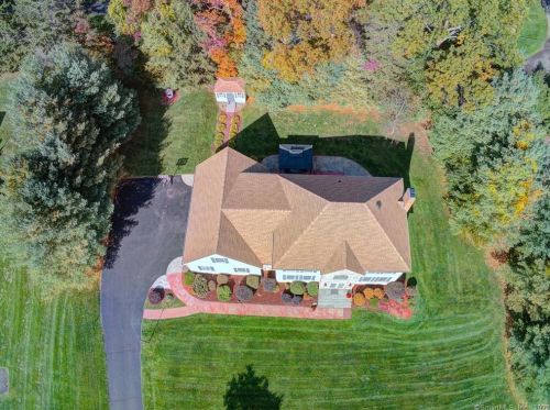 2 Dogwood Ln, Wallingford CT 06492-1953 exterior