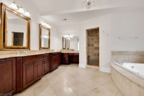 2 Caruso Ct, Bridgewater NJ 08807-2149 exterior