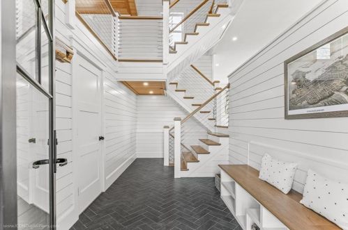 166 Ruggles Ave, Middletown RI 02840-4351 exterior