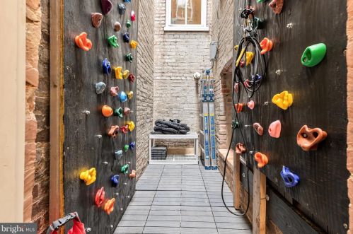 404 6 St, Washington DC 20003-2703 exterior