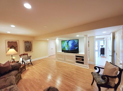 303 Mamanasco Rd, Ridgefield CT 06877-2425 exterior