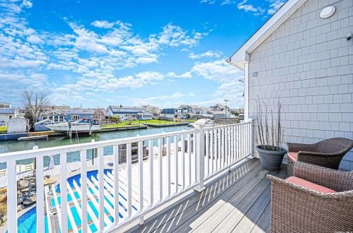 95 Midway St, Babylon NY  11702-4311 exterior