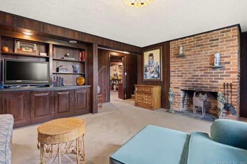 32 Skyline Dr, Farmington CT 06032-2019 exterior