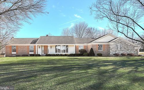 869 Fairview Dr, Hanover, PA 17331-9747