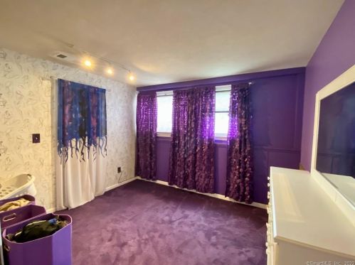 3 Oliver Rd, Enfield CT 06082-5512 exterior