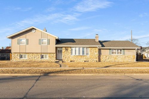 2004 Division St, Manitowoc WI 54220-6029 exterior