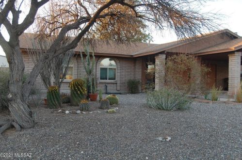 4824 Red Wolf Dr, Tucson AZ 85742-8968 exterior