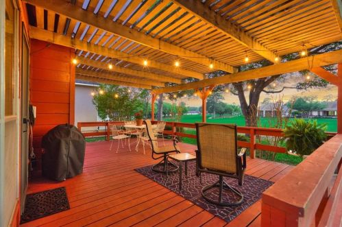 102 Golfview Dr, Montgomery TX 77356-8804 exterior