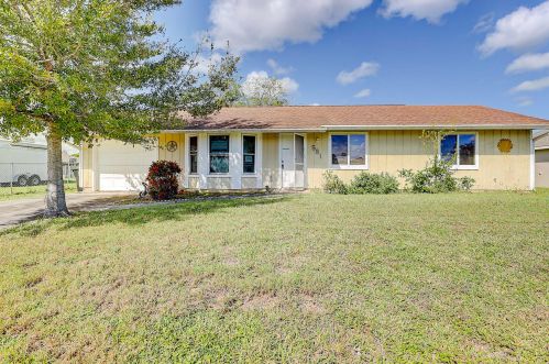 581 Ferris Dr, Fort Pierce FL 34983-8631 exterior