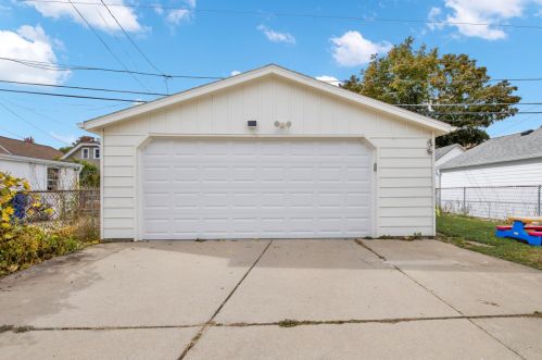 209 70, Milwaukee WI 53218-1815 exterior