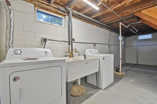 909 Eula Ct, Milwaukee WI  53209-6505 exterior