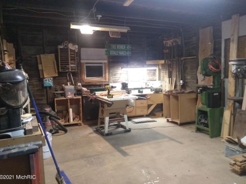 211 Liberty St, Belding MI 48809-1733 exterior