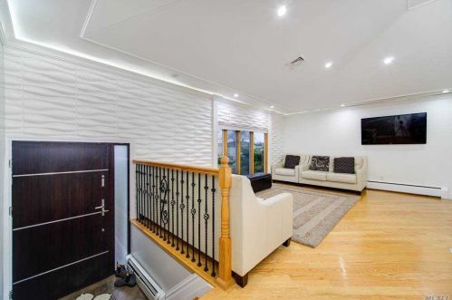 717 Eagle Dr, Valley Stream, NY 11581-3539