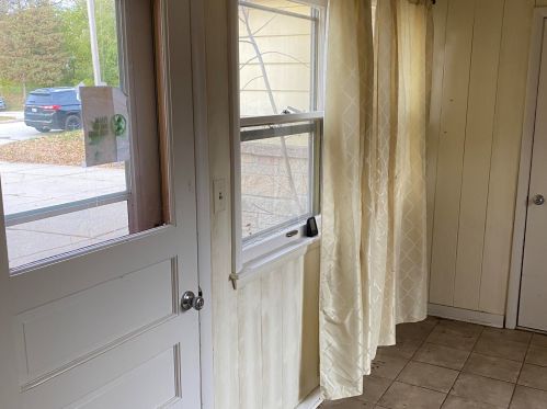 2933 Rochelle Ave, Milwaukee WI  53209-2624 exterior