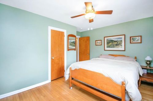 9 Allen St, Enfield CT 06082-4715 exterior