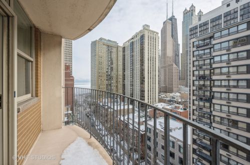 40 Cedar St, Chicago IL  60611-1138 exterior