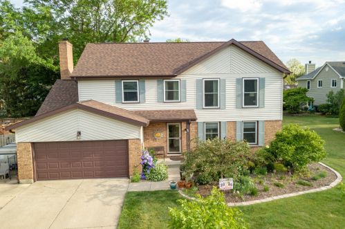 1049 Cedar Crst Dr, Bull Valley IL 60014-6931 exterior