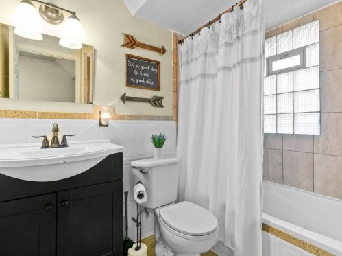 1749 47, Milwaukee WI 53208-1710 exterior