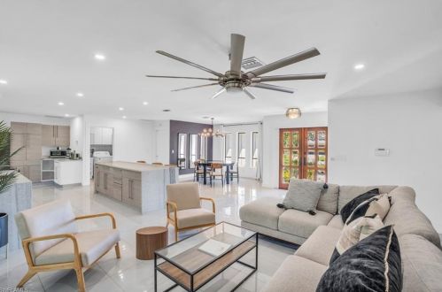 155 Old Tamiami Trl, Naples FL 34110-1170 exterior