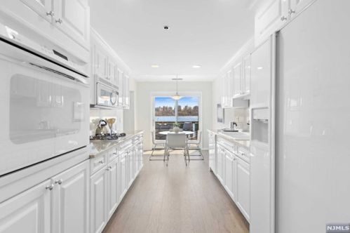 102 Adams Ct, Edgewater NJ 07020-1654 exterior