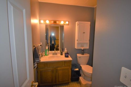 19 Commodore Cmns, Derby CT 06418-2149 exterior