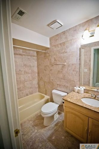 10 Park Gate Dr, Edison NJ 08820-4025 exterior