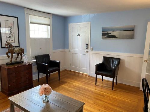 205 Spg St, Middletown RI 02840-6804 exterior