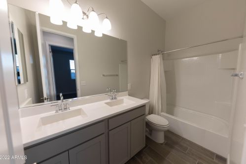 3033 37th Way, Phoenix AZ  85018-2219 exterior