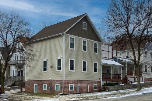 231 Lloyd St, Milwaukee, WI 53212-3303