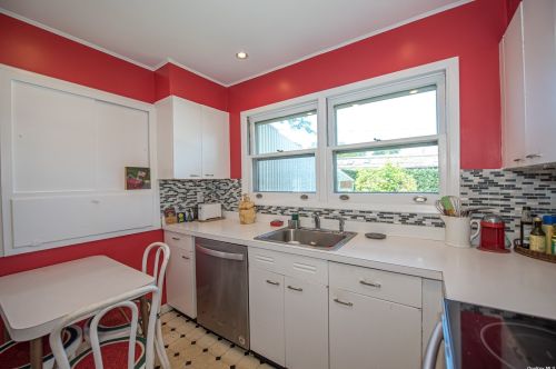 22 Darewood Ln, Valley Stream NY 11581-2408 exterior