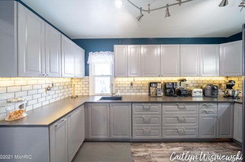 941 Northlawn St, Grand Rapids MI 49505-3717 exterior