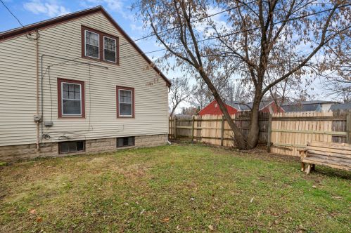 2823 Oriole Dr, Milwaukee WI 53209-4236 exterior