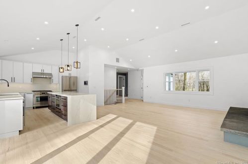 37 Walnut Hill Rd, Ridgefield CT  06877-2906 exterior