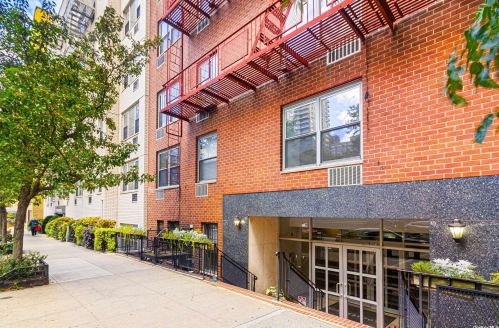 225 70th St, New York NY 10021-5216 exterior