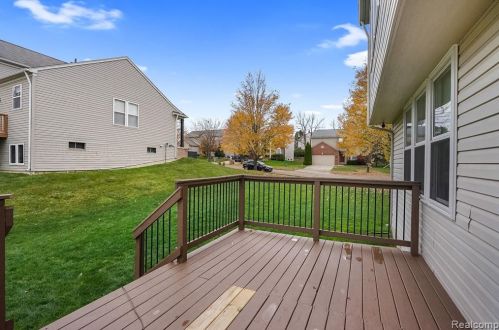 823 Cyn Crk Dr, Holly MI 48442-1560 exterior