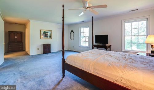 9400 Fox Hollow Dr, Rockville MD 20854-2083 exterior