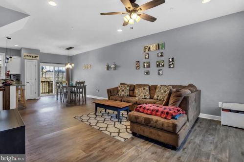 206 Overlook Dr, Hanover PA 17331-9136 exterior