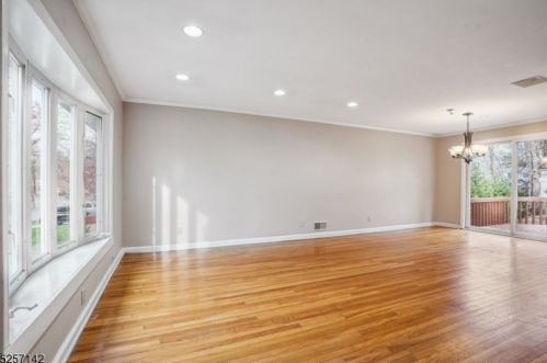 10 Macopin Dr, Livingston NJ  07039-2913 exterior