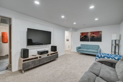 318 David Cir, Sandy UT 84070 exterior