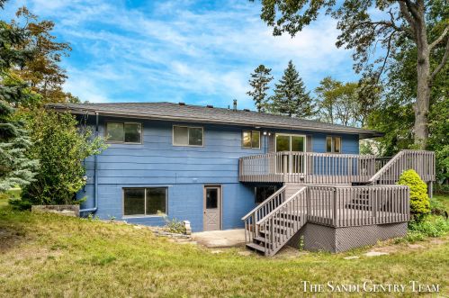 1845 Bonneville Dr, Meskegon MI 49441-3709 exterior