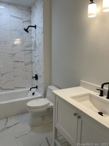 6 Singing Wood Ct, Norwalk CT 06850-1223 exterior